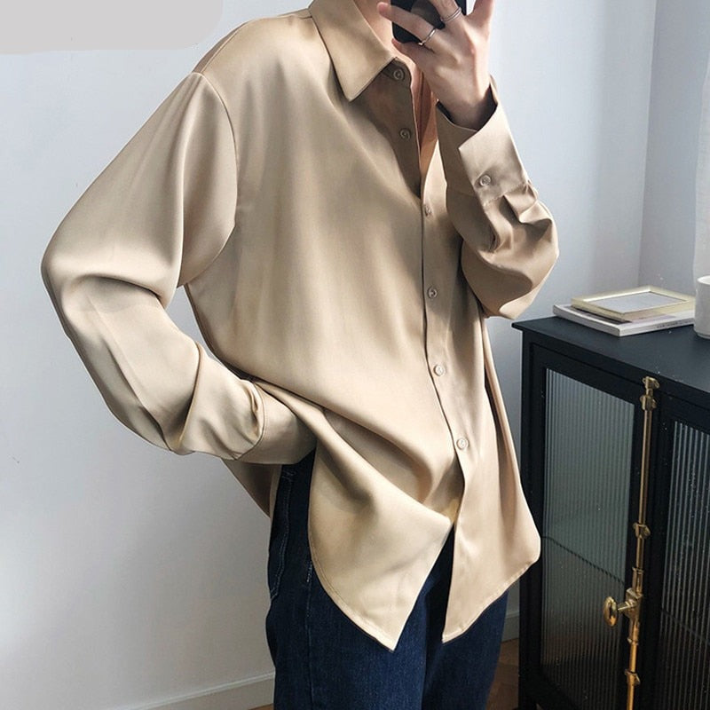 Elegante champagne damesblouse met V-hals en oversized pasvorm, perfect voor een casual chic look.