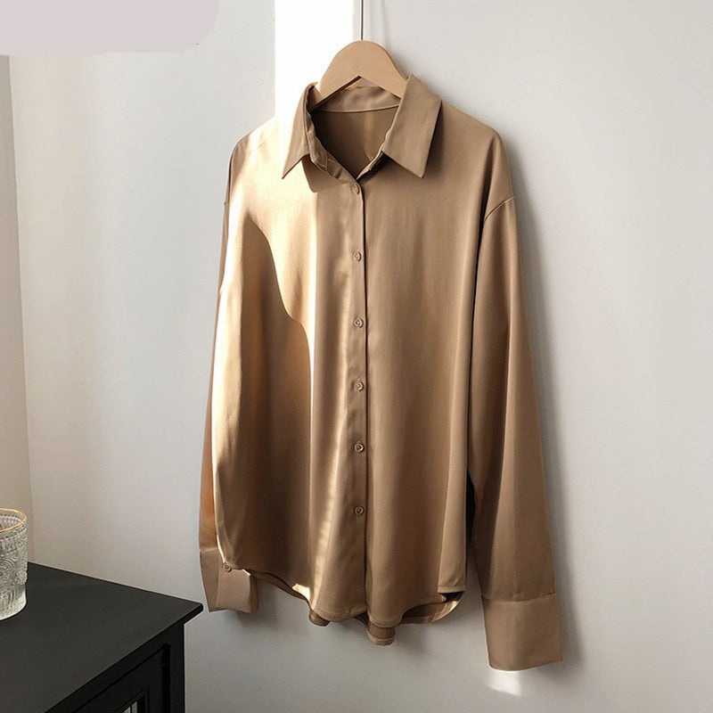 Groene oversized damesblouse met stijlvolle V-hals en lange mouwen, een must-have voor casual chic damesmode.