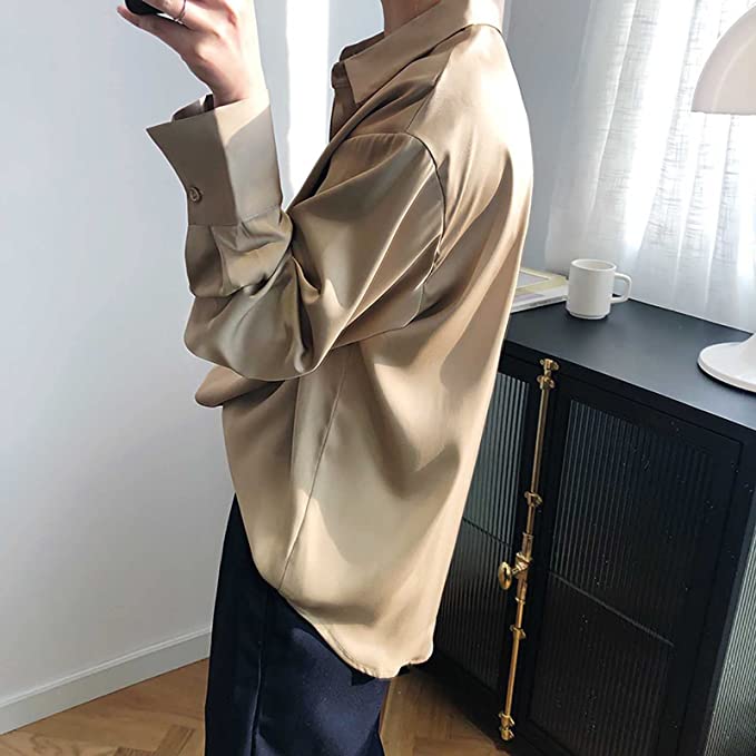 Witte damesblouse met V-hals, oversized pasvorm en lange mouwen, ideaal voor een elegante en comfortabele stijl.