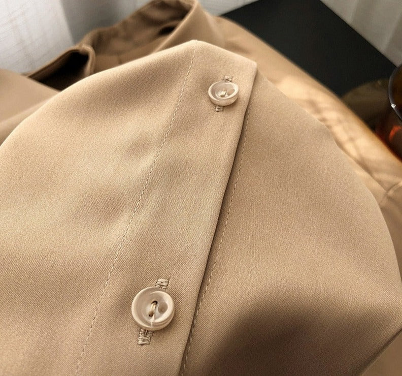 Champagne damesblouse met diepe V-hals en losvallende lange mouwen, ideaal voor een casual chic damesoutfit.