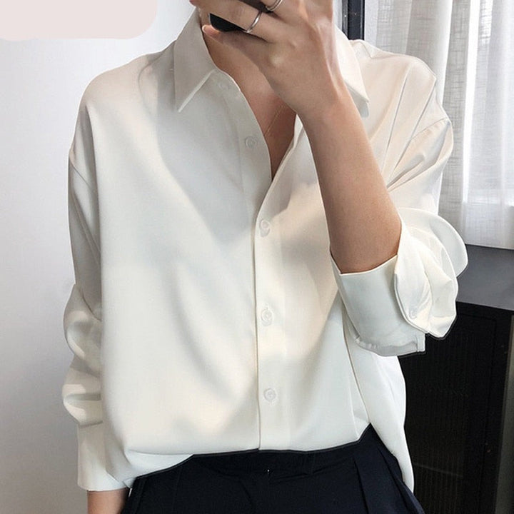 Casual chic oversized damesblouse met V-hals, lange mouwen in champagnekleur. Modieuze kleding.