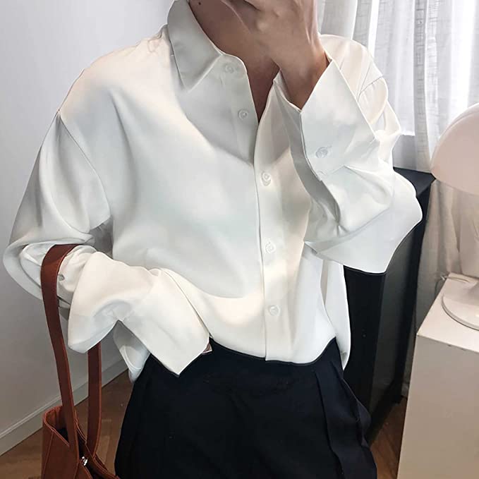 Groene elegante damesblouse, oversized model met V-hals en lange mouwen voor een trendy damesmode statement.