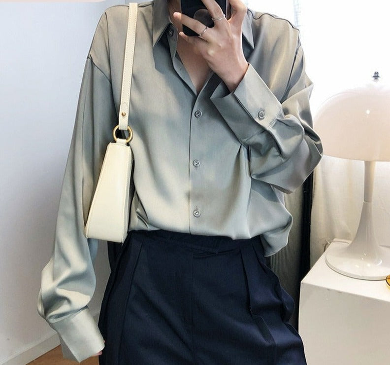 Witte damesblouse, oversized en elegant, met V-hals en lange mouwen. Comfortabele en stijlvolle kleding.
