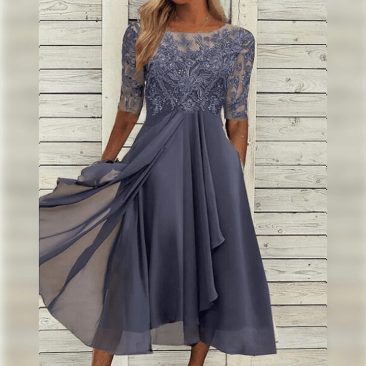 Elegante chiffon jurk met kant, halflange mouwen en flatterende pasvorm, perfect voor feestelijke gelegenheden.