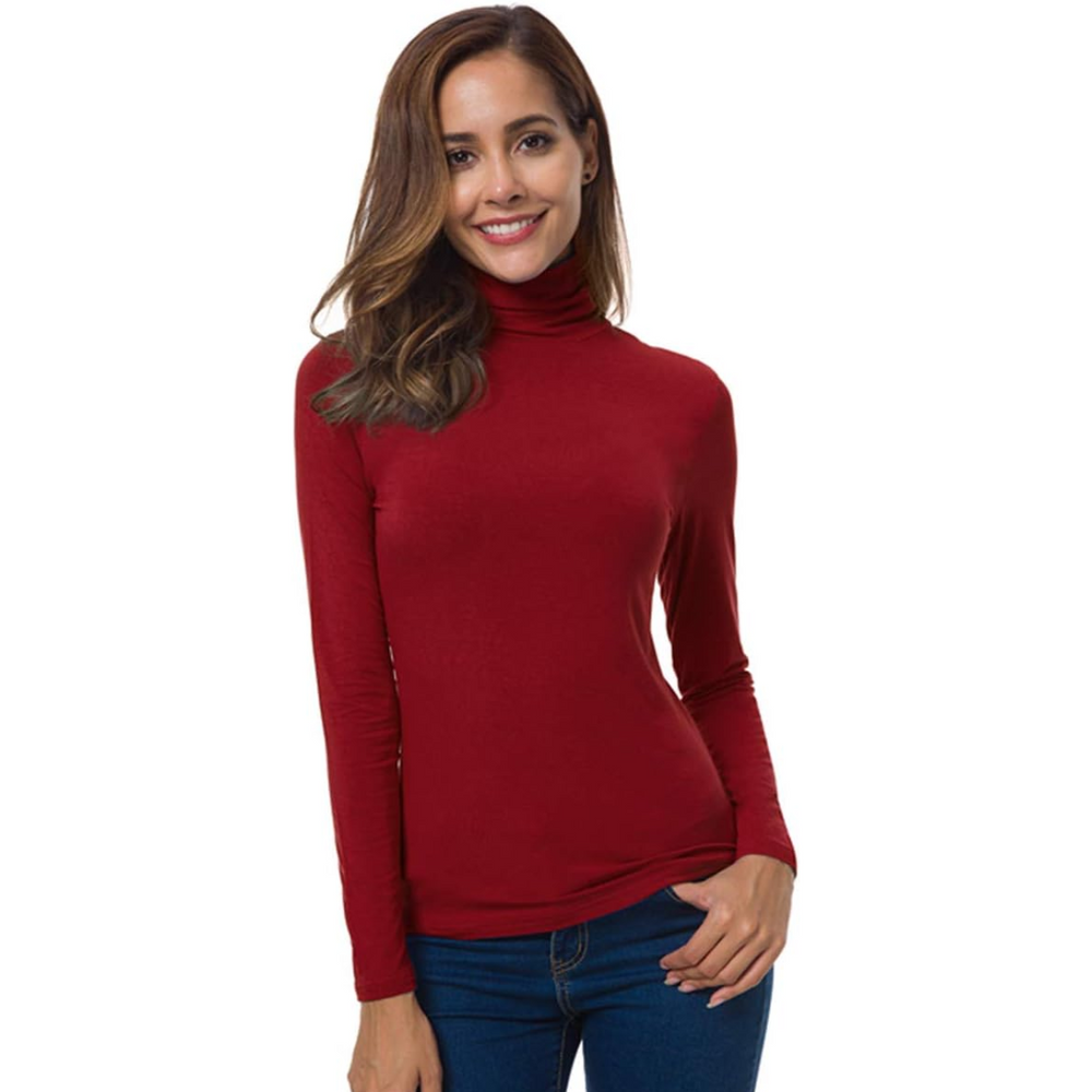 Model draagt een stijlvolle slim fit coltrui voor dames, ideaal als basistop voor zowel zakelijke als casual looks.