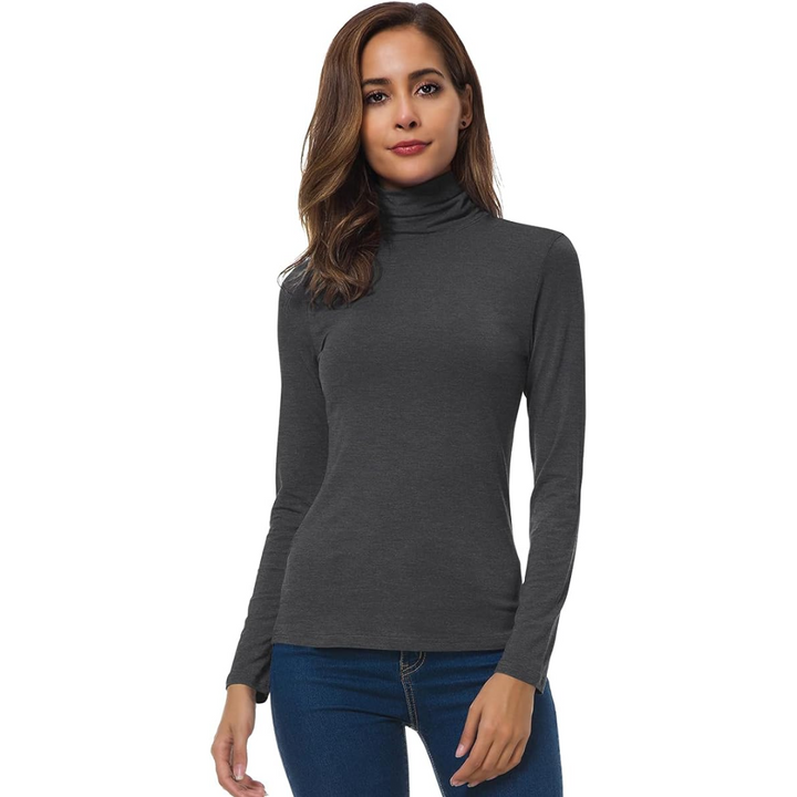Vrouw draagt comfortabele en stijlvolle slim fit coltrui, perfect voor dagelijks comfort en een elegante uitstraling.