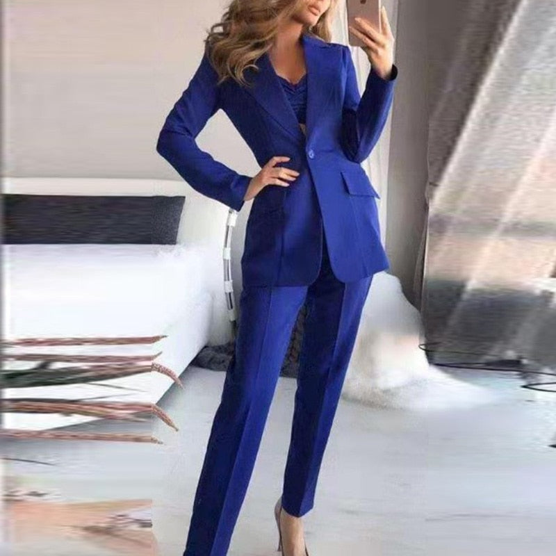 Comfortabele en stijlvolle driedelige dames blazer set NoudsBlazer. Perfect voor een elegante, modieuze uitstraling.