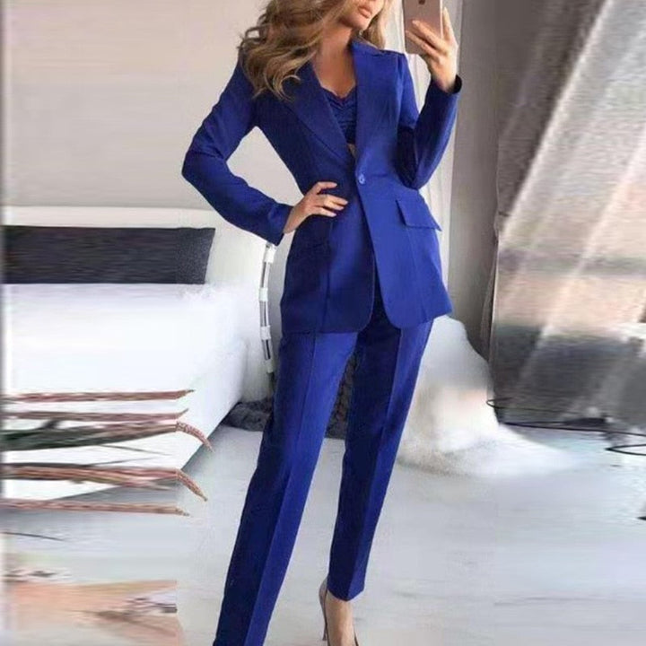 Comfortabele en stijlvolle driedelige dames blazer set NoudsBlazer. Perfect voor een elegante, modieuze uitstraling.