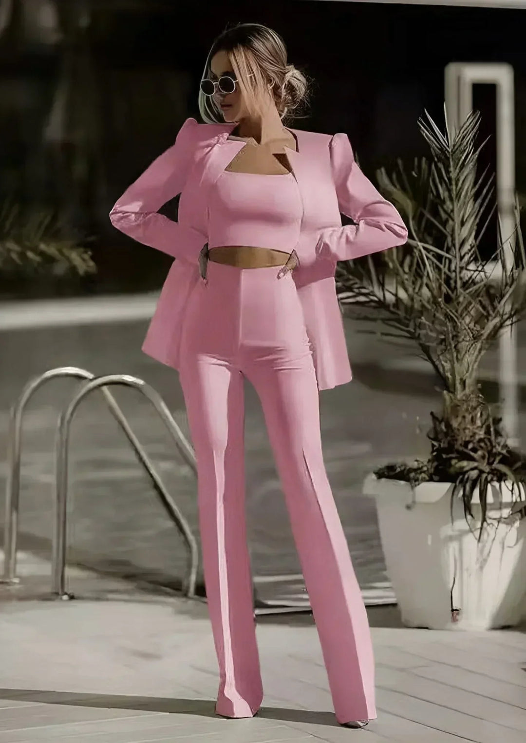 Modieuze 3-delige dames set: comfortabele blazer, trendy top en rok. Stijlvolle dameskleding voor werk en feest.