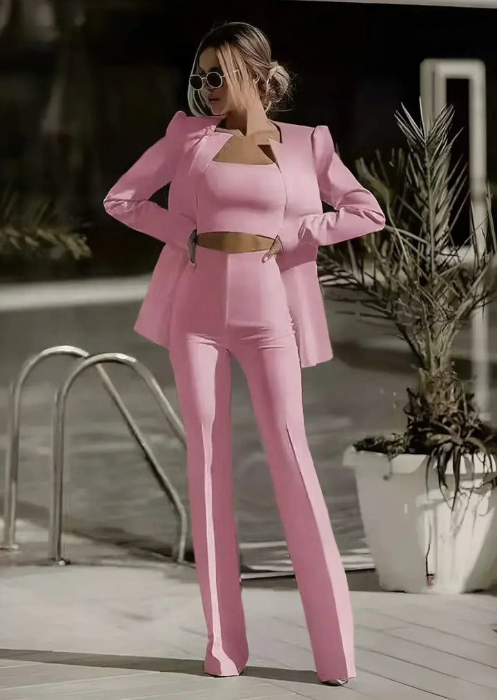 Modieuze 3-delige dames set: comfortabele blazer, trendy top en rok. Stijlvolle dameskleding voor werk en feest.