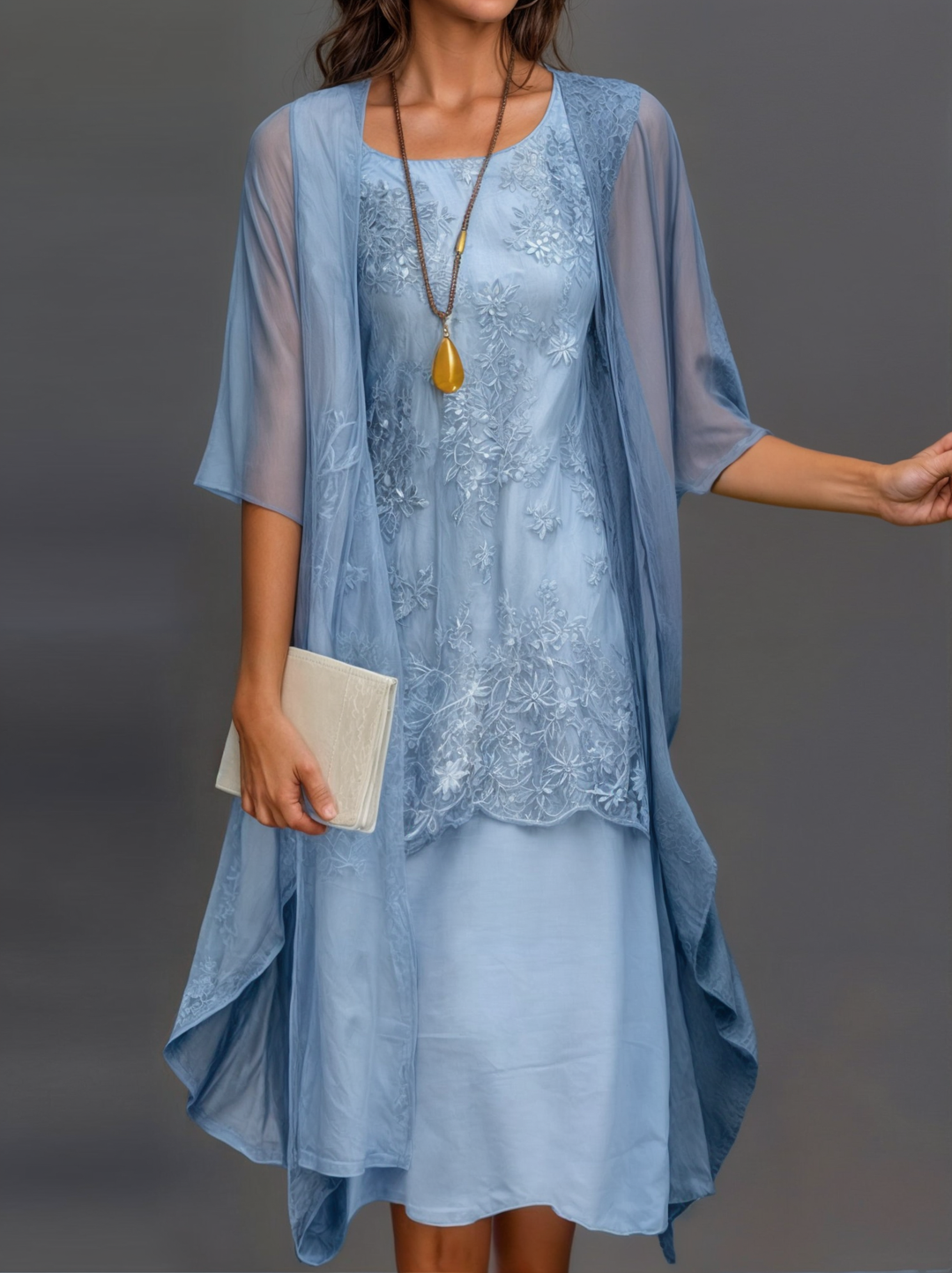 Complete dames outfit: Gebloemde A-lijn jurk met vest voor lente/zomer evenementen. Casual chic.