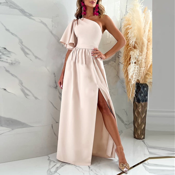 Comfortabele en elegante dames avondjurk, één schouder model met split, voor een casual chique look.