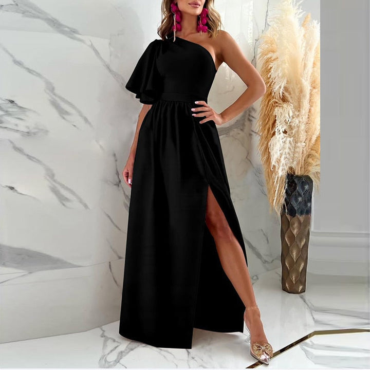 Modieuze dames galajurk met elegante één-schouder detail en verfijnde zijsplit, ideaal voor feesten.