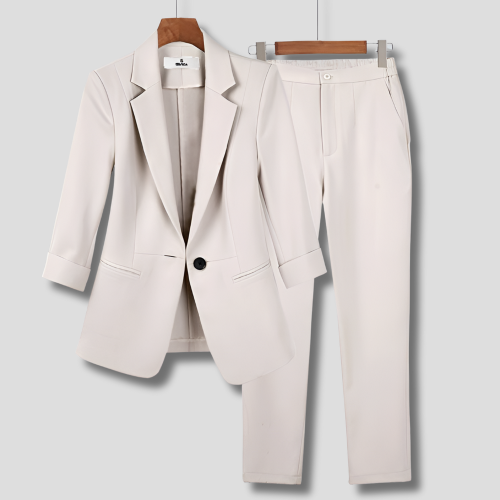 Stijlvolle dames tweedelige pakset: blazer en broek. Veelzijdige zakelijke outfit of chique avondkleding.