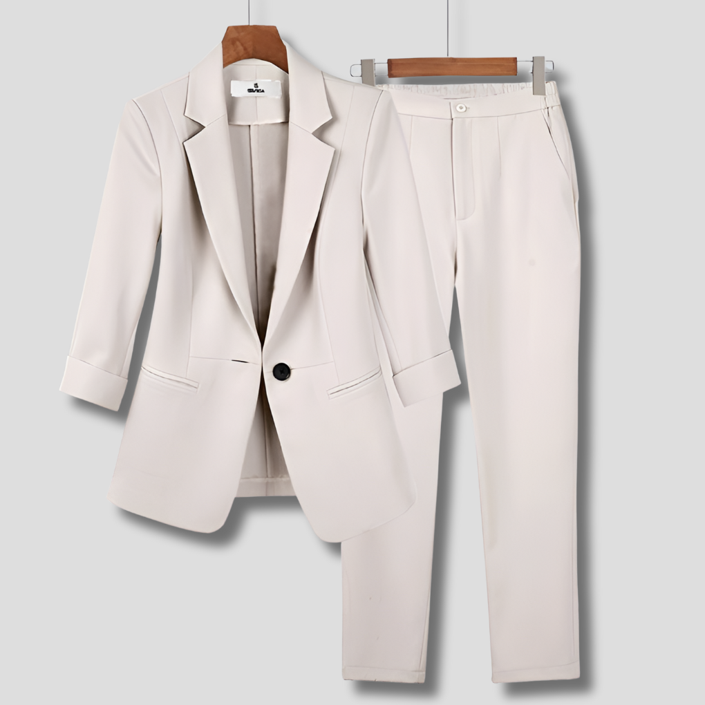Stijlvolle dames tweedelige pakset: blazer en broek. Veelzijdige zakelijke outfit of chique avondkleding.