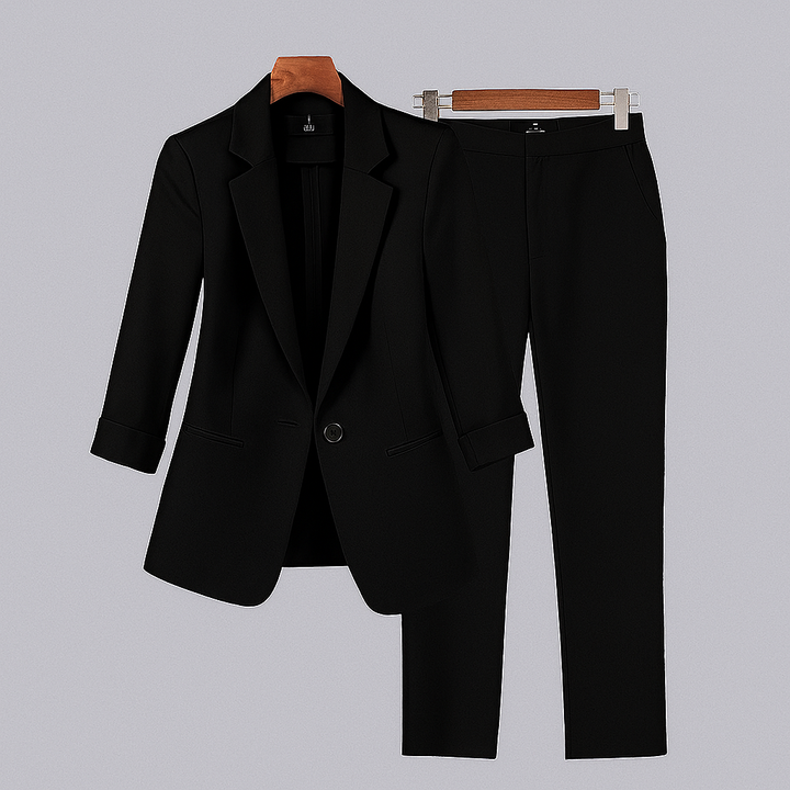 Dames formele broekpak met bijpassende blazer. Elegante set voor een professionele of feestelijke look.