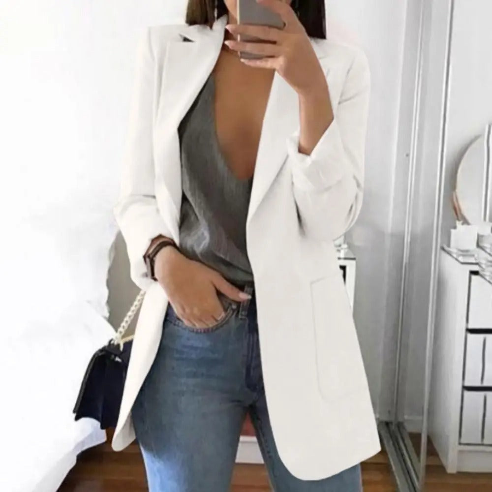 Stijlvolle effen dames blazer met lange mouwen. Geschikt voor zakelijke kleding en als elegante casual blazer.