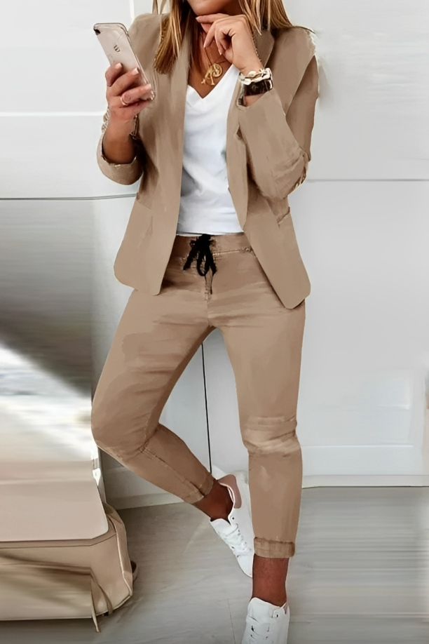 Detail van de zachte stof van de dames blazer set. Comfortabel tweedelig pak in diverse kleuren, maat S-2XL.