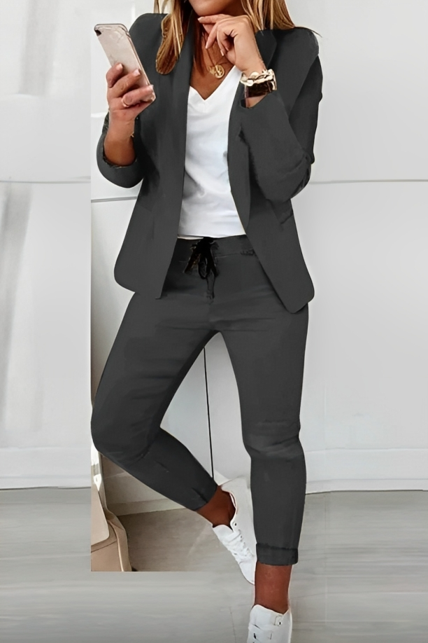 Zakelijke dames blazer set Alina als kantooroutfit. Stijlvol tweedelig pak voor een professionele look.