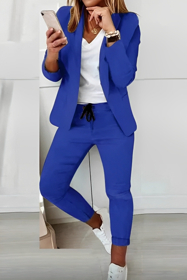 Rugzijde van de dames blazer set Alina. Een elegant en comfortabel tweedelig pak, geschikt voor damesmode.