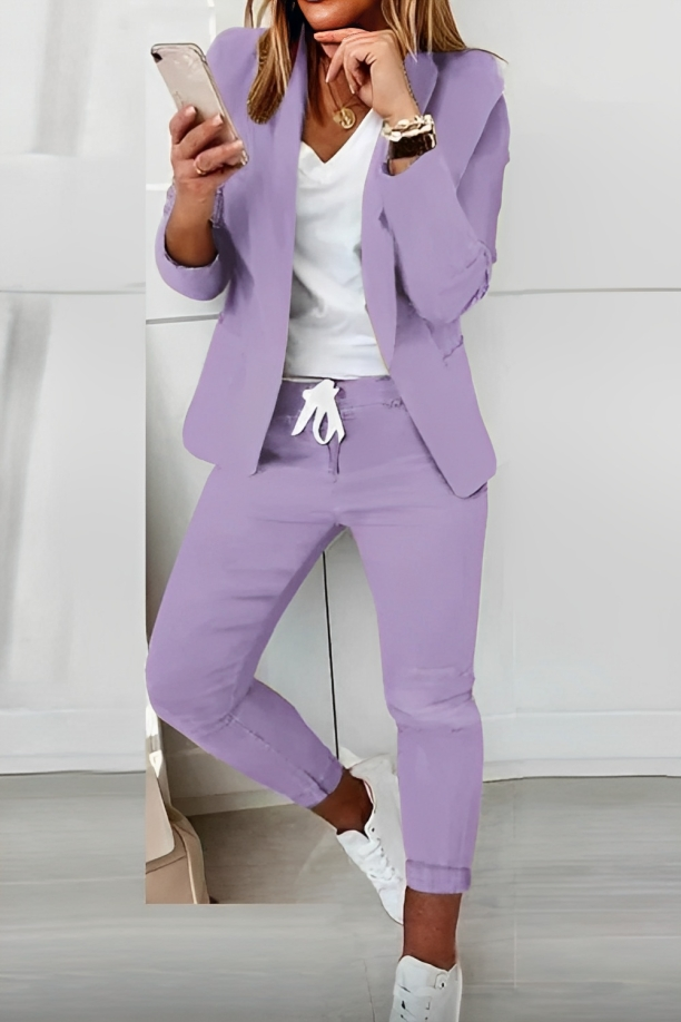 Detail van de elegante blazer van de tweedelige dames set. Stijlvolle damesmode, comfortabel en veelzijdig.