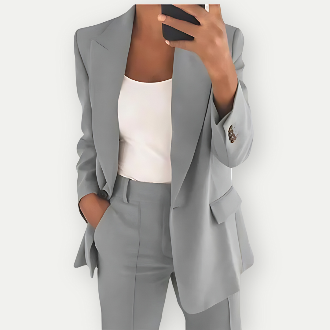 "Elegante dames blazer set met scherpe lijnen en luxe stof, geschikt voor zakelijk en casual gebruik."