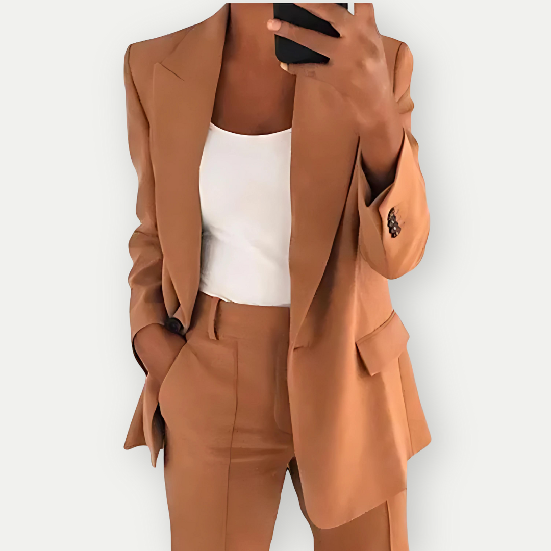 "Elegante dames blazer set met scherpe lijnen en luxe stof, geschikt voor zakelijk en casual gebruik."