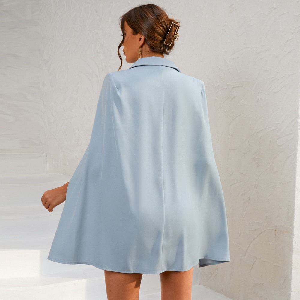 Detail van de chique cape op deze dames blazerjurk. Voegt elegantie en moderne flair toe.