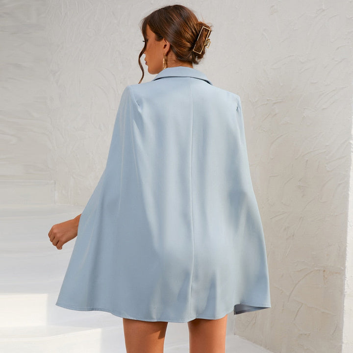 Detail van de chique cape op deze dames blazerjurk. Voegt elegantie en moderne flair toe.