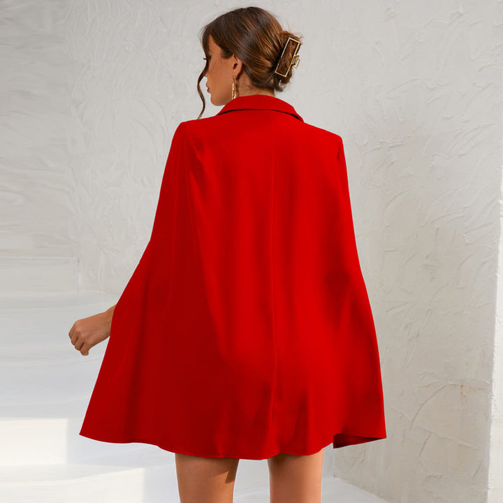Vrouwelijke avondjurk of feestjurk: dames blazerjurk met cape. Modern, comfortabel en elegant.