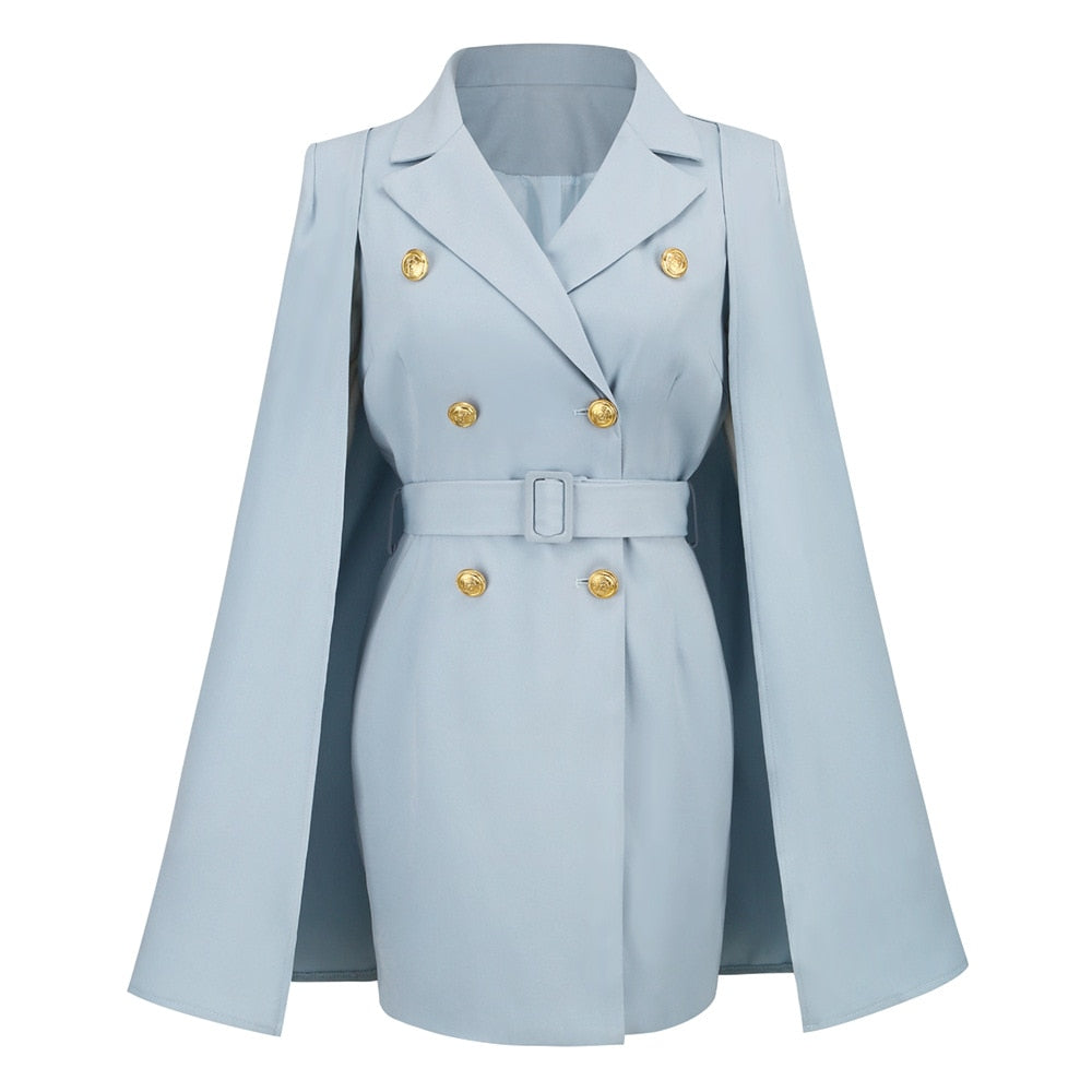 Model draagt elegante FayenneDress blazerjurk met cape design. Stijlvolle en vrouwelijke uitstraling.