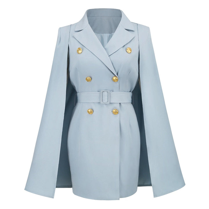 Model draagt elegante FayenneDress blazerjurk met cape design. Stijlvolle en vrouwelijke uitstraling.