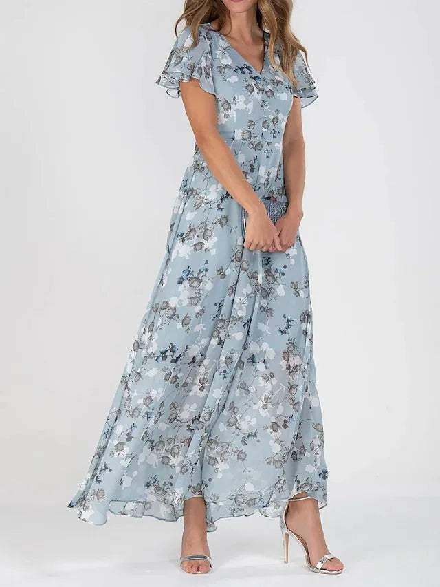 Lange dames jurk met levendige bloemenprint en comfortabele A-lijn pasvorm, ideaal voor warme dagen.