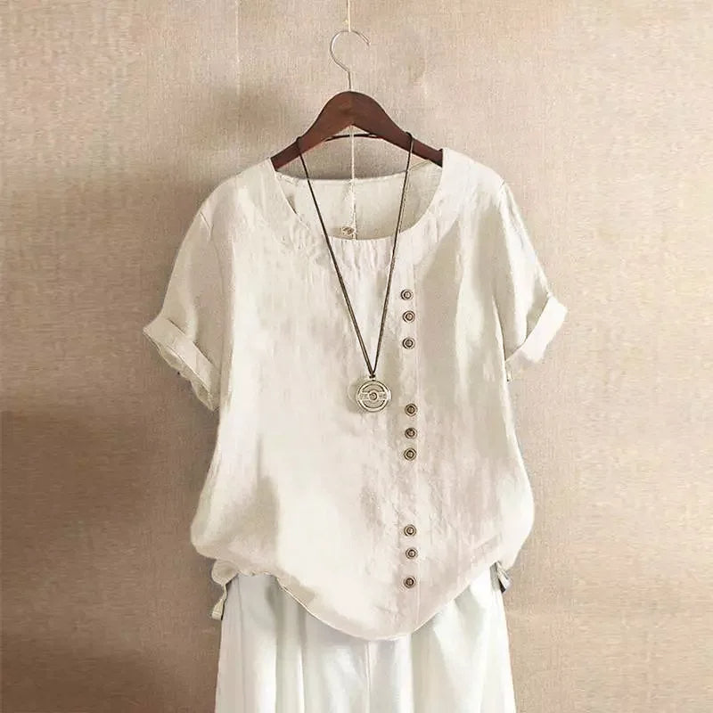 Zomerse dames blouse met korte mouwen, peter pan kraag en stijlvolle knoopjes voor een chique look.