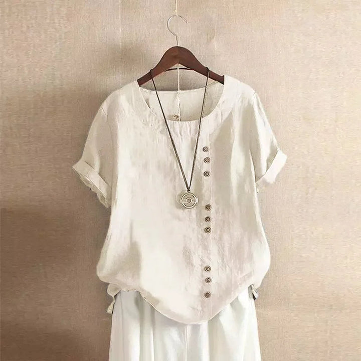Zomerse dames blouse met korte mouwen, peter pan kraag en stijlvolle knoopjes voor een chique look.