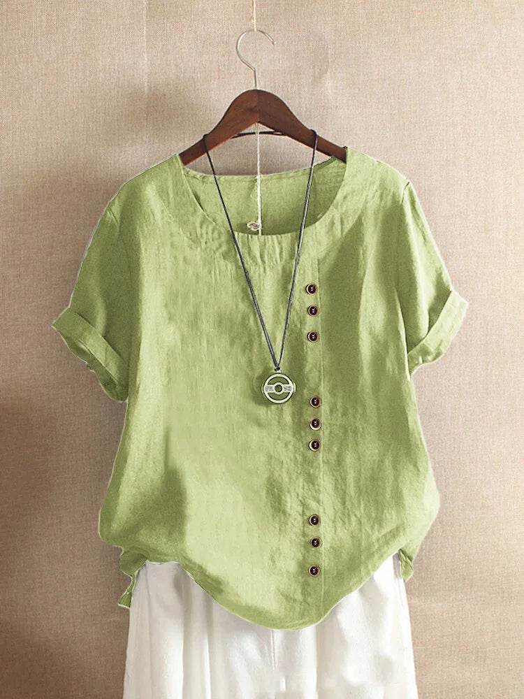 Dames zomer blouse met peter pan kraag, korte mouwen en unieke knoopdetails voor een modieuze uitstraling.