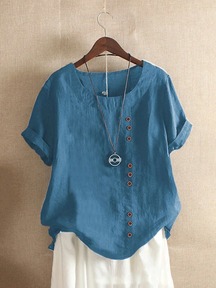 Luchtige dames blouse met korte mouwen, knoopdetails en peter pan kraag; perfect voor warme dagen.