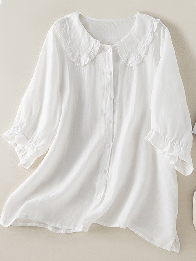 Blauwe dames blouse met verfijnde rucheskraag en modieuze 3/4 mouwen. Ideaal voor een stijlvolle outfit.