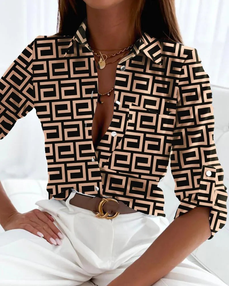 Stijlvolle dames print blouse met levendige kleuren, ideaal als lente mode of zomer top voor dames.