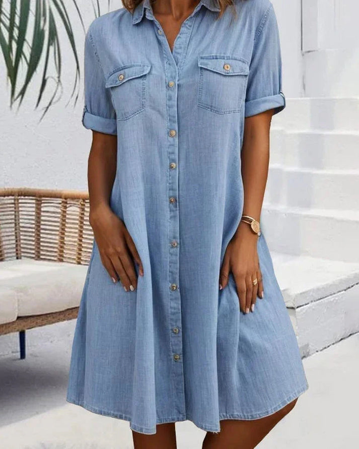 Elegante dames blousejurk met knoopsluiting en mini-lengte, perfect voor een veelzijdige casual of chique look.