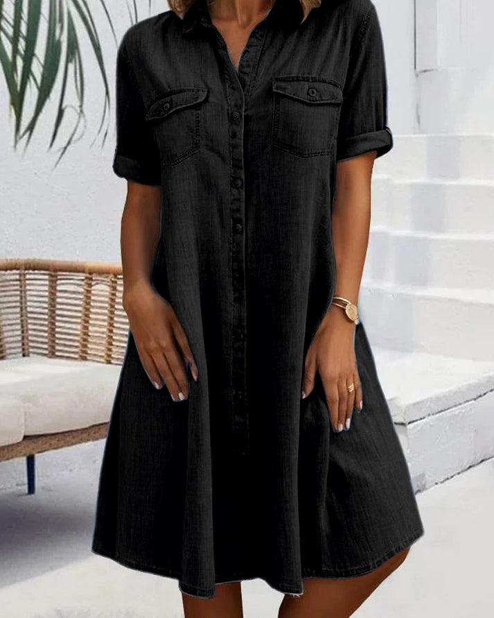 Close-up van de stijlvolle knoopsluiting op deze comfortabele dames blousejurk, ideaal voor elk seizoen.