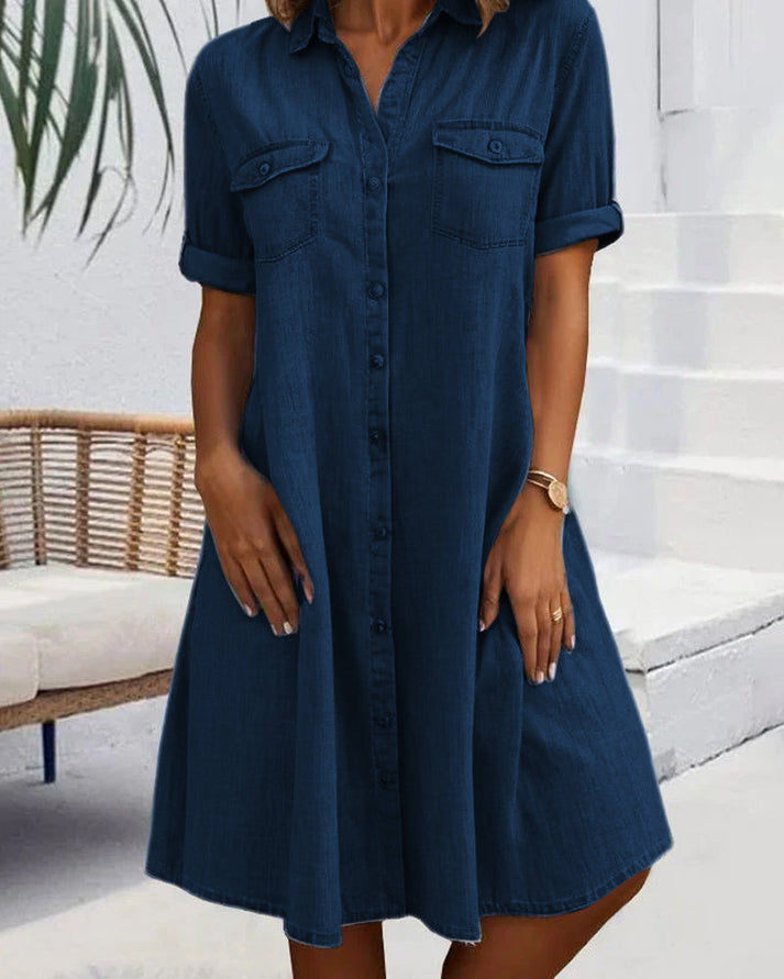 Model draagt casual mini-blousejurk voor dames, comfortabel en modieus voor lente en zomer.