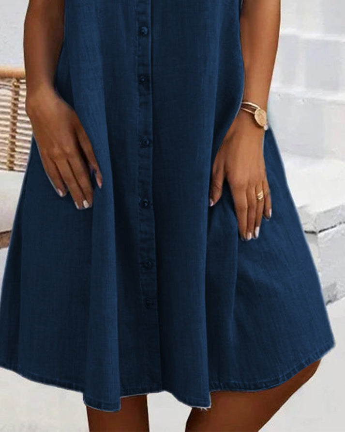 Elegante damesjurk met knoopsluiting, veelzijdig te stylen als chique blousejurk voor speciale gelegenheden.