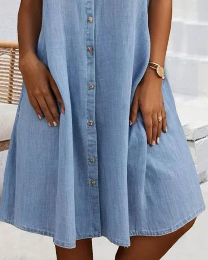 Dames zomerjurk: een lichte mini-blousejurk met knoopsluiting, ideaal voor zonnige dagen en een frisse look.