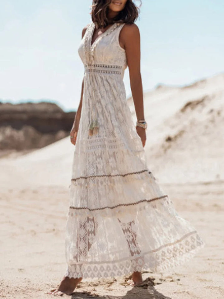 Lange elegante dames maxi jurk met kanten inzetstukken en wijde flair mouwen.