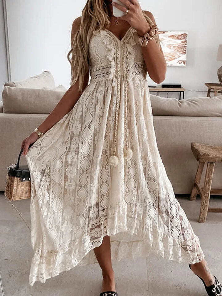 Dames zomerjurk: bohemian maxi model met elegante flair mouwen en delicate kantafwerking.