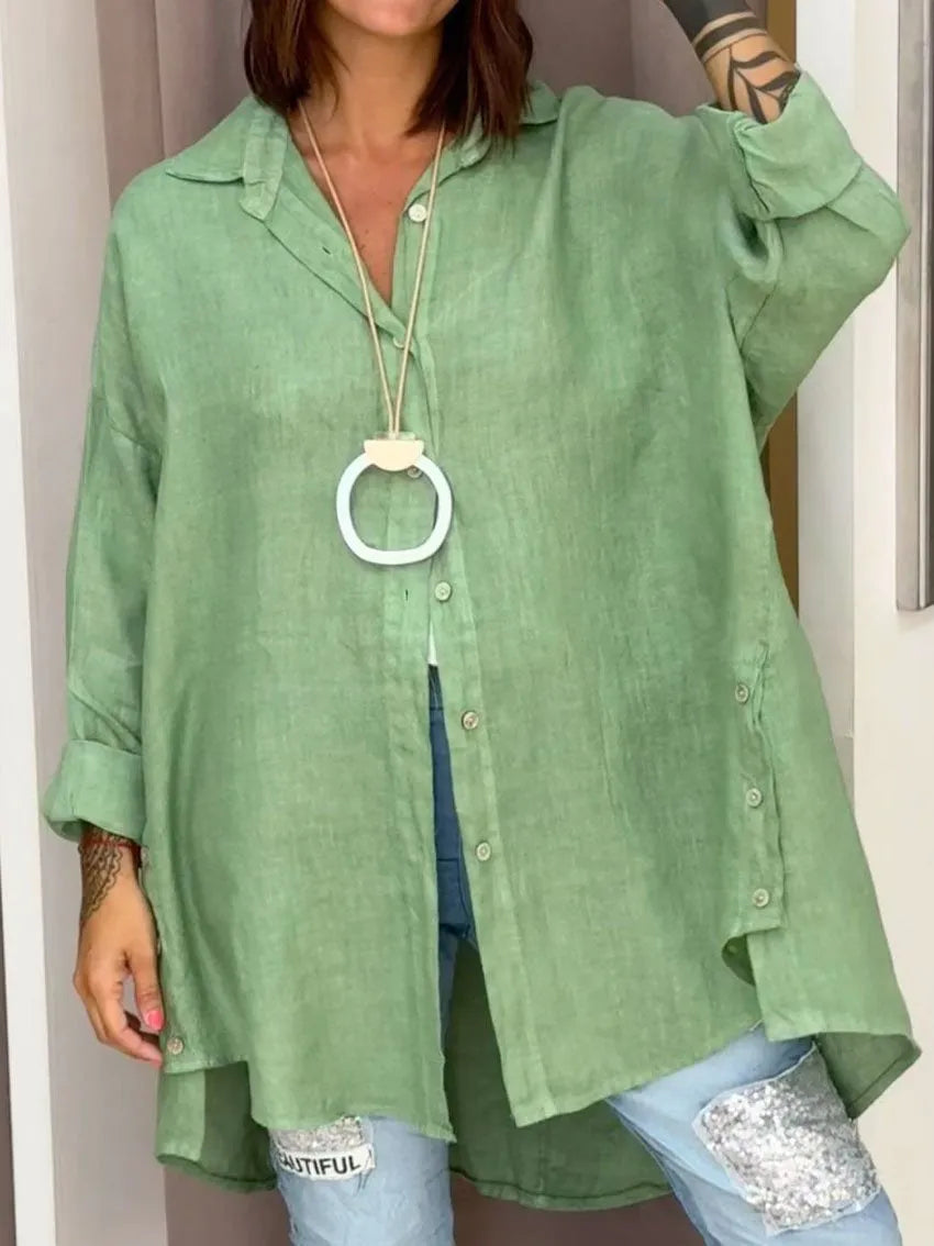 Casual damesblouse met lange mouwen en oversized pasvorm, ideaal voor lente- of herfstmode.