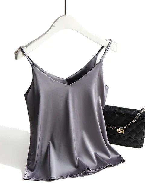 Elegante dames cami top met dunne spaghettibandjes, perfect voor zomerse casual chic looks.