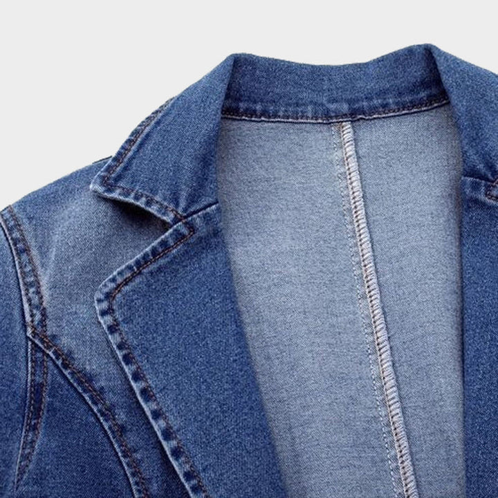 Stijlvolle blauwe casual dames blazer, combineert elegantie met comfort voor elke gelegenheid. Damesmode.