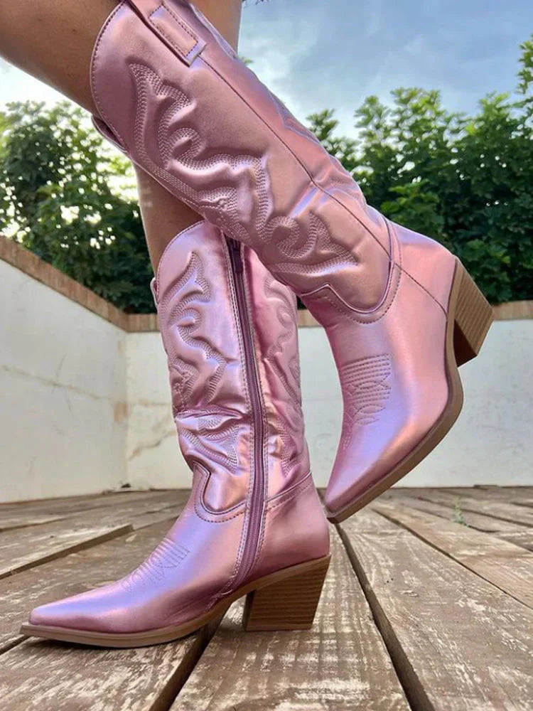 Zijprofiel van stijlvolle dames cowboylaarzen met metallic accenten; veelzijdige, modieuze westerse laarzen.